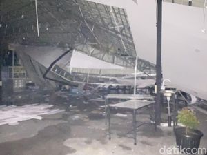 Diguyur Hujan Deras dan Angin Kencang, Warung Kopi di Medan Ambruk