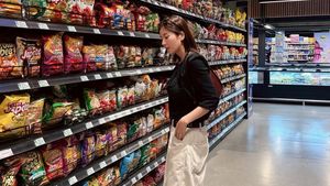 Liburan ke Bali, Kwon Eun-bi Cicip KFC hingga Jajan Snack di Supermarket