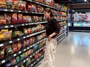 Liburan ke Bali, Kwon Eun-bi Cicip KFC hingga Jajan Snack di Supermarket