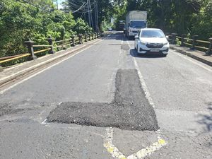 Lubang-lubang di Jembatan Jalan Denpasar-Gilimanuk Ditambal Sementara