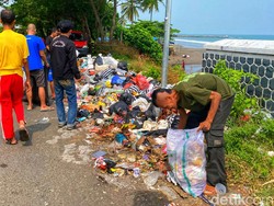 Ironi di Palabuhanratu, ODJG Bersihkan Sampah Orang Waras