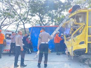 Kecelakaan Maut Truk Kayu Vs Pasir di Cicalengka Bandung, 2 Orang Tewas