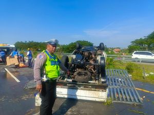 Pikap Muat Minyak Goreng Terbalik di Tol Mojokerto, 1 Tewas-2 Luka