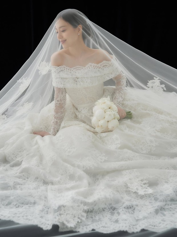 Moon Chae Won mengabadikan potret pre-wedding bergaya klasik yang menonjolkan sisi hitam putih tak lekang waktu.