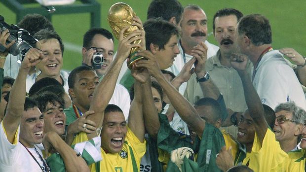Brazil's forward Ronaldo holds the trophy after his team defeated Germany 2-0 in the final match of the 2002 FIFA World Cup Korea Japan at International Stadium Yokohama 30 June, 2002, in Yokohama, Japan. Ronaldo scored both goals. AFP PHOTO/ODD ANDERSEN (Photo by ODD ANDERSEN / AFP)