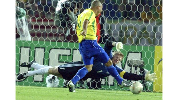 Brazilian striker Ronaldo (L) scores the first goal as German goalkeeper Oliver Kahn (R) tries to catch the ball, 30 June 2002 in Yokohama, Japan, during the final of the 2002 FIFA World Cup between Brazil and Germany. Brazil won the final 2-0.    AFP PHOTO - Patrick HERTZOG (Photo by PATRICK HERTZOG / AFP)