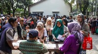 Di Tengah Tekanan Ekonomi, Warga Andalkan Bantuan Pangan