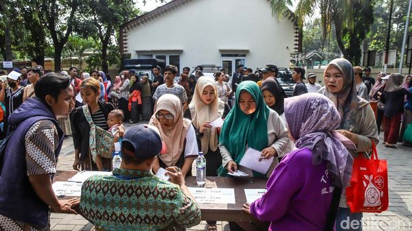 Di Tengah Tekanan Ekonomi, Warga Andalkan Bantuan Pangan