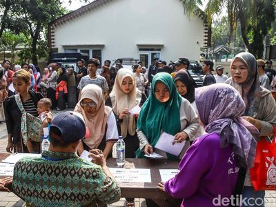 Di Tengah Tekanan Ekonomi, Warga Andalkan Bantuan Pangan