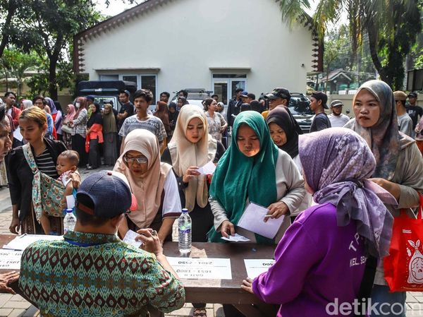 Di Tengah Tekanan Ekonomi, Warga Andalkan Bantuan Pangan