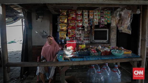 Selamat tinggal mungkin menjadi ucapan yang menggambarkan kondisi ratusan warga Cemarajaya, Karawang ketika harus angkat kaki dari kampung halamannya. (CNN Indonesia/Febria Adha L)