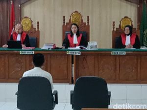 Momen Haru Saat Sidang Guru Ngaji Banting Santri di Probolinggo