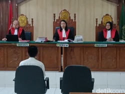 Momen Haru Saat Sidang Guru Ngaji Banting Santri di Probolinggo
