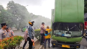 Truk Boks Tiba-tiba Berasap dan Terbakar di Tangerang, Sopir Luka Bakar