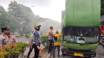 Truk Boks Tiba-tiba Berasap dan Terbakar di Tangerang, Sopir Luka Bakar