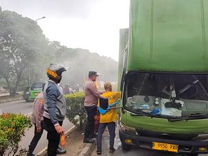 Truk Boks Tiba-tiba Berasap dan Terbakar di Tangerang, Sopir Luka Bakar