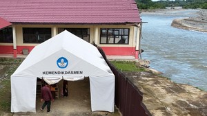 6 Bulan Pascabencana Aceh Barat, Siswa Masih Belajar di Tenda