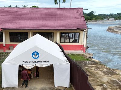 6 Bulan Pascabencana Aceh Barat, Siswa Masih Belajar di Tenda