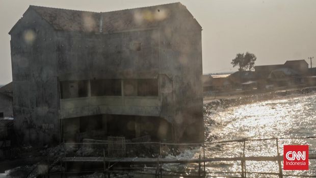 Sejumlah warga berdiri di hunian baru dari pemerintah setempat untuk menghindari dampak abrasi di pesisir Desa Cemarajaya, Karawang, Selasa (2/6/2026). (CNN Indonesia/Febria Adha L)