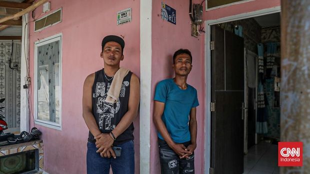 Sejumlah warga berdiri di hunian baru dari pemerintah setempat untuk menghindari dampak abrasi di pesisir Desa Cemarajaya, Karawang, Selasa (2/6/2026). (CNN Indonesia/Febria Adha L)