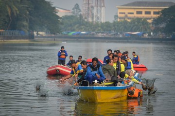 Peringati Hari Lingkungan Hidup, Petugas dan Warga Bersihkan Sungai Cisadane