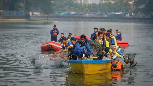 Peringati Hari Lingkungan Hidup, Petugas dan Warga Bersihkan Sungai Cisadane