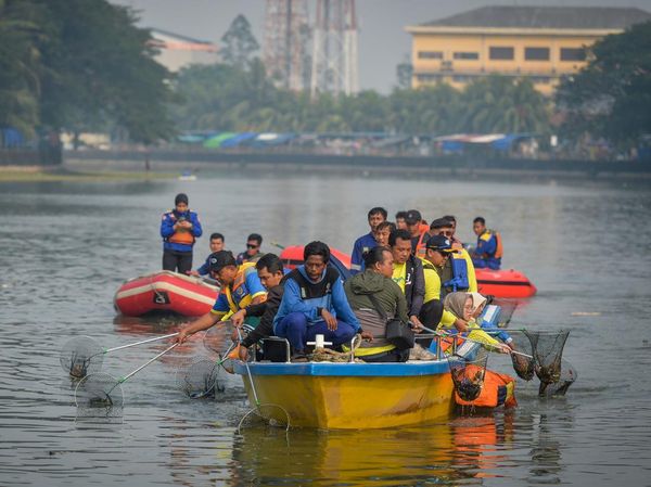 Peringati Hari Lingkungan Hidup, Petugas dan Warga Bersihkan Sungai Cisadane