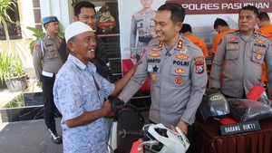 Bahagia Korban Curanmor Pasuruan Saat Kapolres Kembalikan Motornya