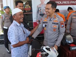 Bahagia Korban Curanmor Pasuruan Saat Kapolres Kembalikan Motornya