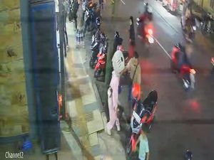 Pemotor yang Tampar-Paksa Sujud Badut Pengamen di Tuban Ternyata Polisi