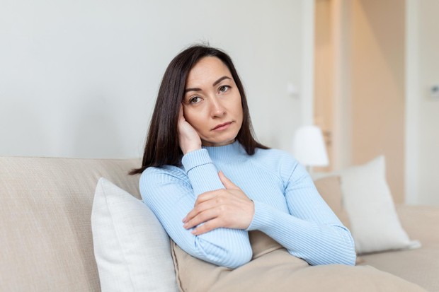 Belajar mencintai diri sendiri sering kali dimulai dari kemampuan menjaga kesehatan fisik dan mental secara konsisten/Foto: Magnific/stefamerpik Belajar mencintai diri sendiri sering kali dimulai dari kemampuan menjaga kesehatan fisik dan mental secara konsisten. Ketika waktu istirahat berkurang, pola makan tidak teratur, dan aktivitas fisik mulai diabaikan, tubuh serta pikiran dapat terdampak secara perlahan. Kondisi ini juga membuat seseorang lebih rentan mengalami kelelahan dan kesulitan menjalani rutinitas sehari-hari dengan optimal.