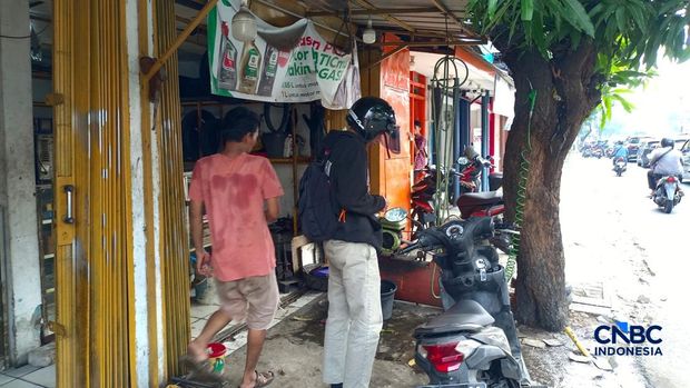 Bengkel motor di wilayah Mampang, Jakarta Selatan, Jumat (5/6/2026). (CNBC Indonesia/Martyasari Rizky)