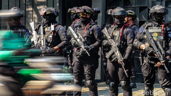 Dikawal Brimob, KPK Geledah Rumah Silmy Karim Usai Penahanan