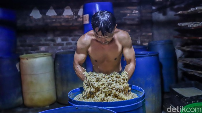 Dolar Tembus Rp18.000, Perajin Tempe Terjepit Kenaikan Biaya Produksi Sejumlah perajin membikin tempe dengan bahan baku kedelai impor di area Kampung Tempe, Sunter Jaya, Jakarta Utara, Jumat (5/6/2026). Aktivitas produksi tetap berjalan di tengah tekanan biaya nan semakin berat akibat melemahnya nilai tukar rupiah terhadap dolar Amerika Serikat nan menembus Rp18.000 per dolar AS.