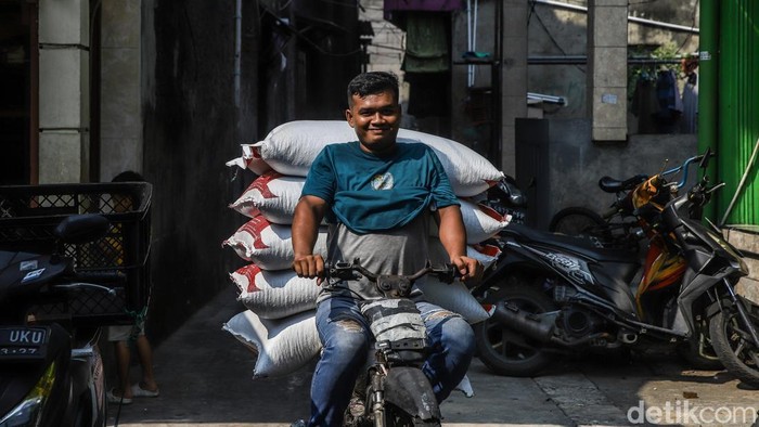 Sejumlah perajin membikin tempe dengan bahan baku kedelai impor di area Kampung Tempe, Sunter Jaya, Jakarta Utara, Jumat (5/6/2026). Aktivitas produksi tetap berjalan di tengah tekanan biaya nan semakin berat akibat melemahnya nilai tukar rupiah terhadap dolar Amerika Serikat nan menembus Rp18.000 per dolar AS.