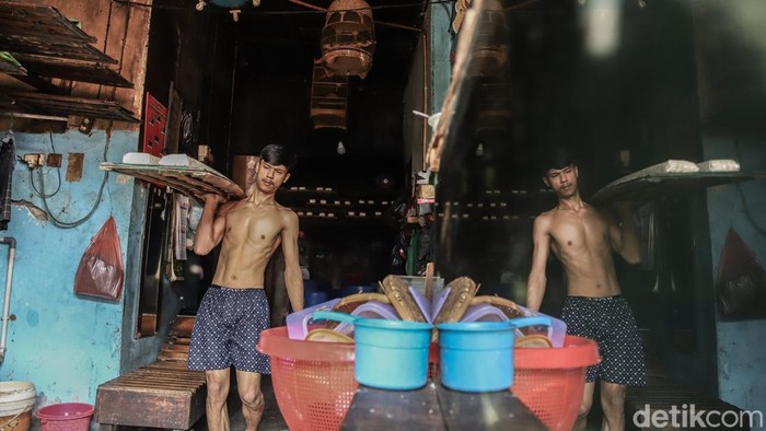 Dolar Tembus Rp18.000, Perajin Tempe Terjepit Kenaikan Biaya Produksi Sejumlah perajin membikin tempe dengan bahan baku kedelai impor di area Kampung Tempe, Sunter Jaya, Jakarta Utara, Jumat (5/6/2026). Aktivitas produksi tetap berjalan di tengah tekanan biaya nan semakin berat akibat melemahnya nilai tukar rupiah terhadap dolar Amerika Serikat nan menembus Rp18.000 per dolar AS.