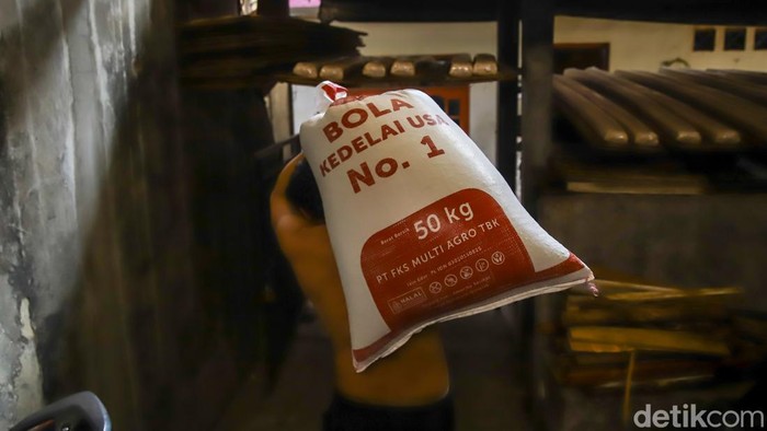 Dolar Tembus Rp18.000, Perajin Tempe Terjepit Kenaikan Biaya Produksi Sejumlah perajin membikin tempe dengan bahan baku kedelai impor di area Kampung Tempe, Sunter Jaya, Jakarta Utara, Jumat (5/6/2026). Aktivitas produksi tetap berjalan di tengah tekanan biaya nan semakin berat akibat melemahnya nilai tukar rupiah terhadap dolar Amerika Serikat nan menembus Rp18.000 per dolar AS.