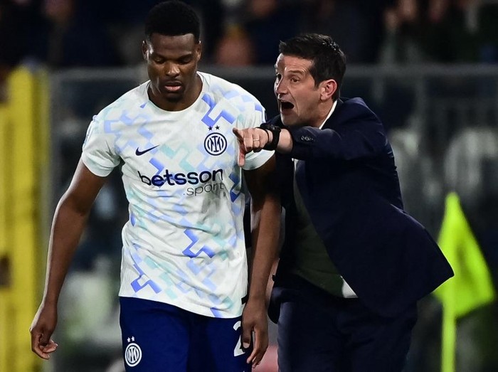 Inter Milans Dutch defender #02 Denzel Dumfries (L) celebrates with Inter Milans Romanian coach Cristian Chivu after scoring his team third goal during the Italian Serie A football match between Como and Inter Milan at the Giuseppe Sinigaglia Stadi