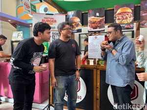 Semua Burger Milik Allah! Aldi Taher Ramaikan Festival Burger Dunia di Sudirman