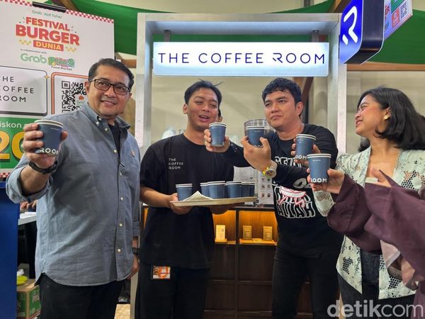 Seru! Aldi Taher Ajak Menekraf Teuku Harsya Keliling Festival Burger Sedunia