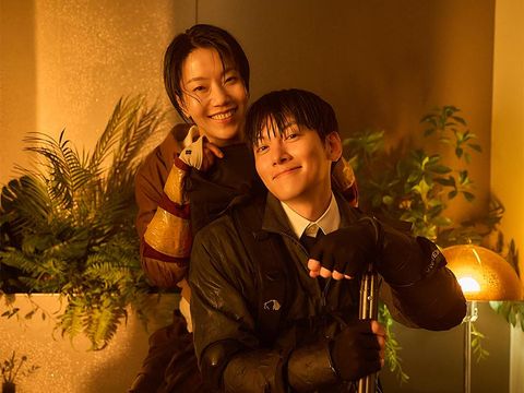Film Korea Colony (2026) Ji Chang-wook dan Kim Shin-rok dalam behind-the-scenes film Colony (2026).