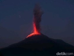 Lewotobi Laki-laki Meletus Lagi Malam Ini, Puncak Gunung Terlihat Membara