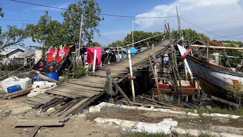 Jembatan Muara Gembong Banyak Tambalan dan Hampir Roboh, Mari Kita Bantu
