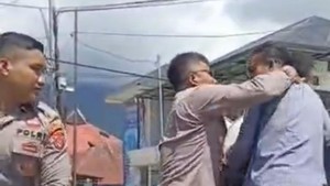Viral Kapolres Bombana Cekik dan Dorong Pendemo Saat Protes Jalan Rusak