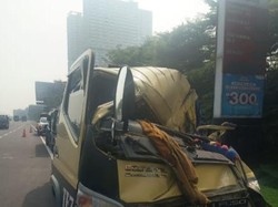 2 Truk Kecelakaan di Tol Jagorawi, Pengemudi Luka-luka