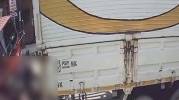 Tertabrak lalu Terjepit 2 Truk, Pengendara Motor di Bogor Terluka