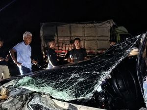 Innova Tabrak Truk Antre Solar di Bahu Jalan SPBU Ulaweng Bone, Polisi Usut