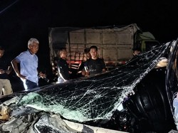Innova Tabrak Truk Antre Solar di Bahu Jalan SPBU Ulaweng Bone, Polisi Usut