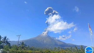 Gunung Lewotobi Laki-laki Meletus Siang ini, Lontarkan Kolom Abu 2,5 Km