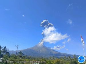 Gunung Lewotobi Laki-laki Meletus Siang ini, Lontarkan Kolom Abu 2,5 Km